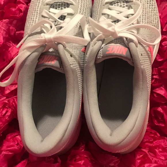 Nike Women's REVOLUTION 4 Platinum/Sunsets - Picture 6 of 8